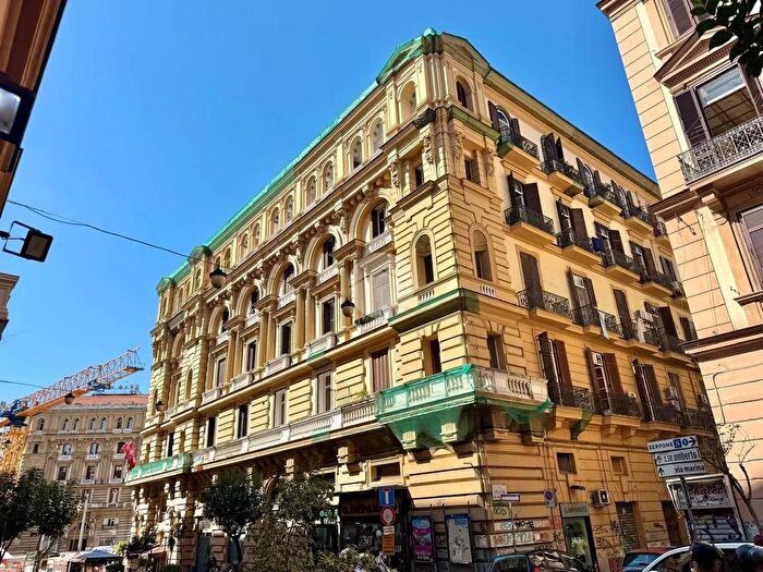 Appartamento con 5 locali in vendita in Via Duomo, Napoli