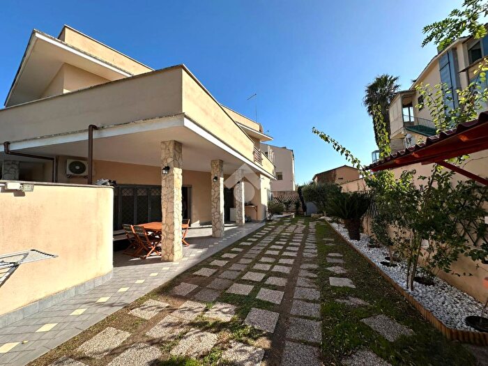 Appartamento trilocale in vendita in Via Ferdinando dAragona, Roma