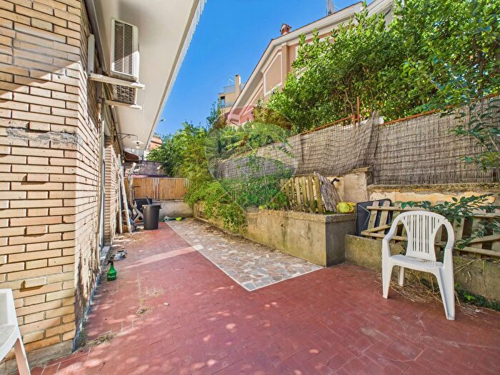 Appartamento trilocale in vendita in Via Ottavio Assarotti, Roma