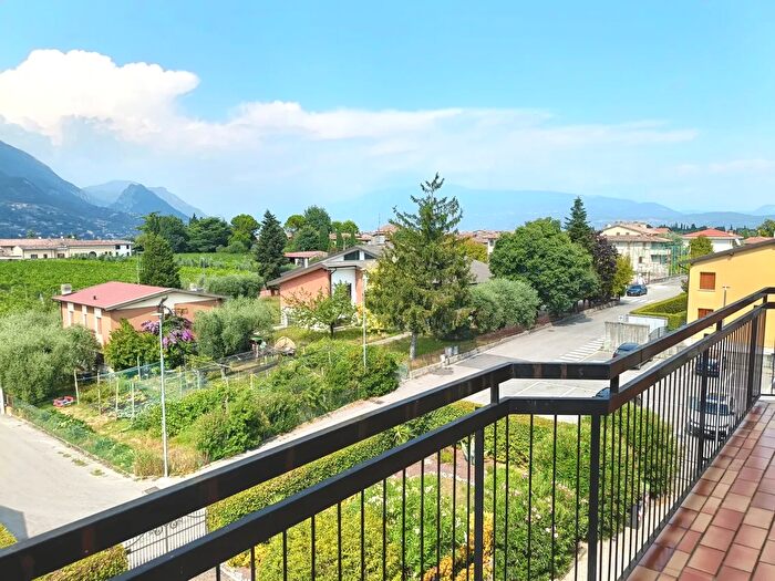 Appartamento trilocale in vendita in Via Chiusure, San Felice Del Benaco