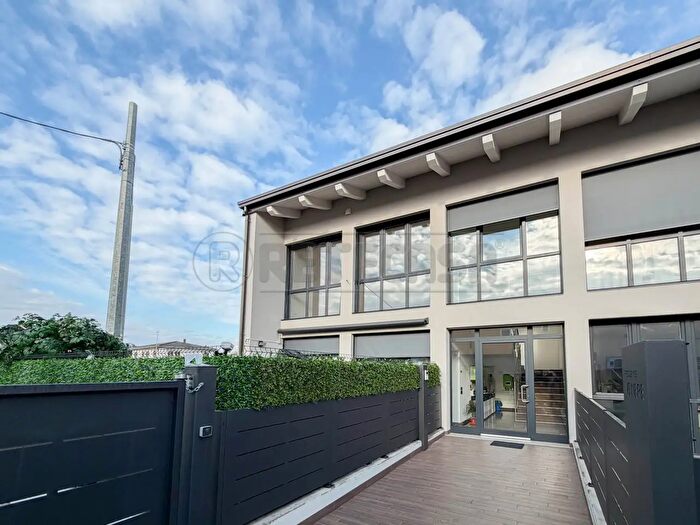 Appartamento con 7 locali in vendita in Via F Magellano, Creazzo