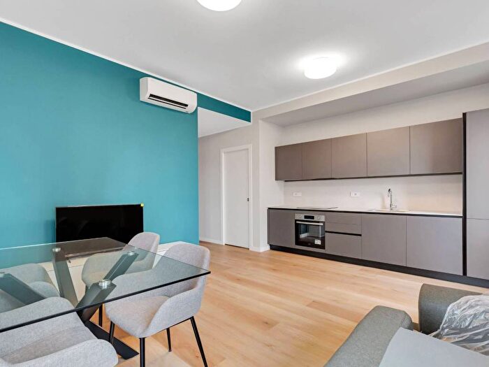 Appartamento trilocale in affitto in Via Filippo Argelati, Navigli Darsena, Milano