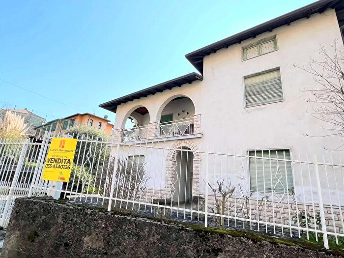 Casa quadrilocale in vendita in Via Roma, Pianico