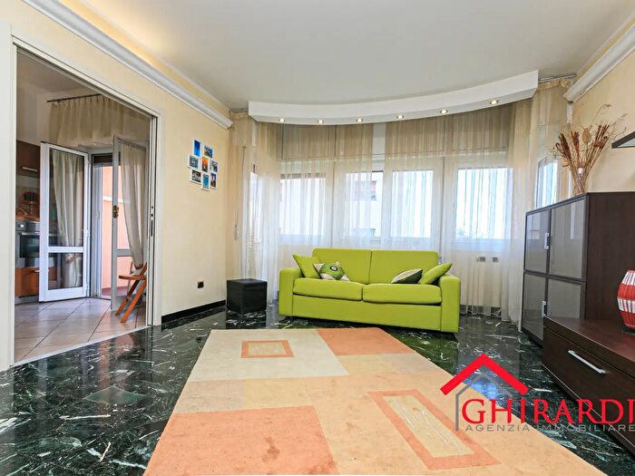 Appartamento con 6 locali in affitto in Via Antonio SantElia, Genova