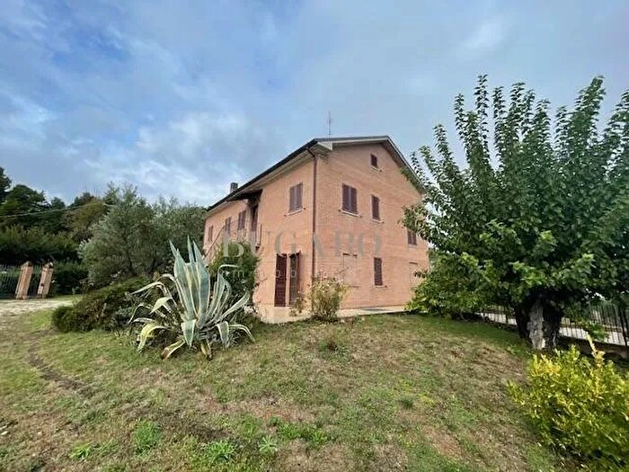 Casa con 10 locali in vendita in Trecastelli