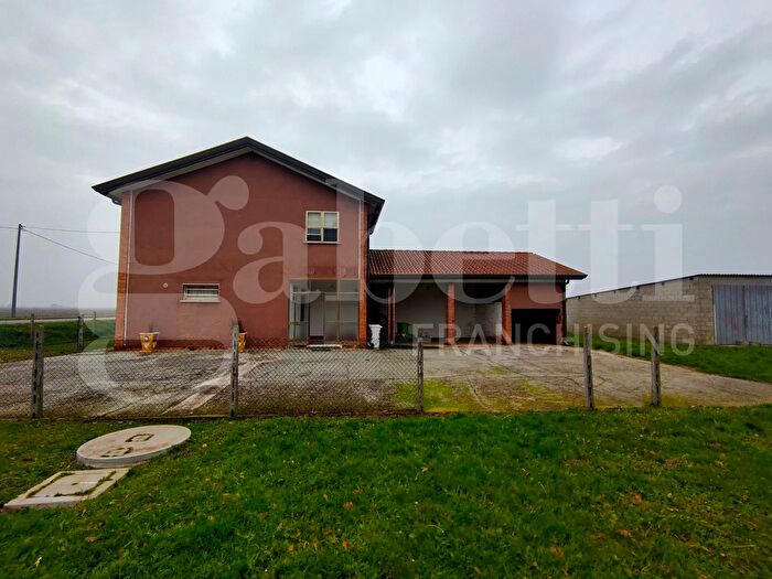 Casa con 8 locali in vendita in Taglio Di Po