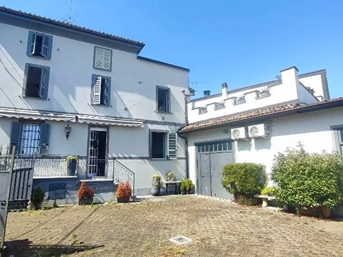 Casa con 10 locali in vendita in Rovescala