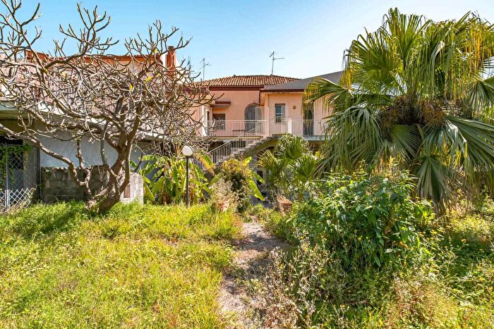 Casa con 8 locali in vendita in Via Piave, Riposto