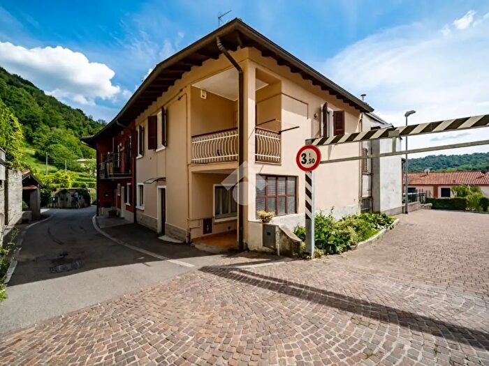 Casa trilocale in vendita in Via Fontana, Castello Di Brianza