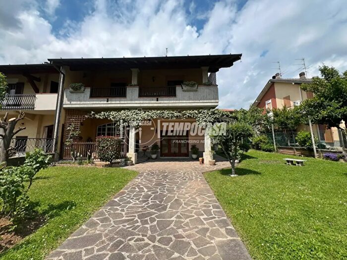 Casa con 5 locali in vendita in Via XXV Aprile, Capriolo