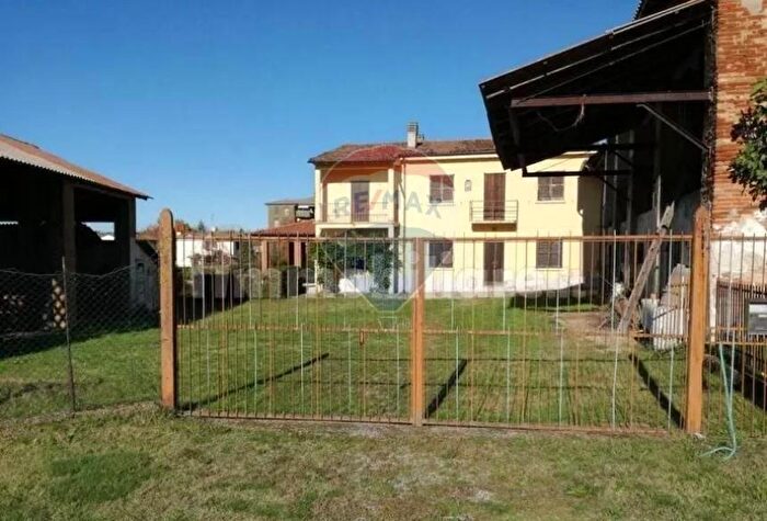 Casa con 10 locali in vendita in Via San Zeno, Stradella