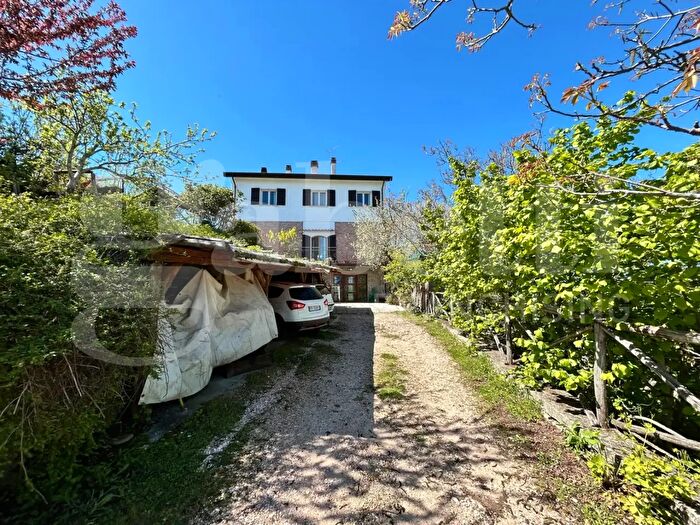 Casa con 5 locali in vendita in Via Napoleonica, Loiano
