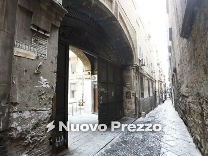 Appartamento con 6 locali in vendita in Vico San Maria Ad Agnone, Napoli
