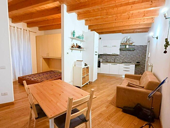 Appartamento monolocale in affitto in Via Giuseppe Mazzini, Centro, Inverigo