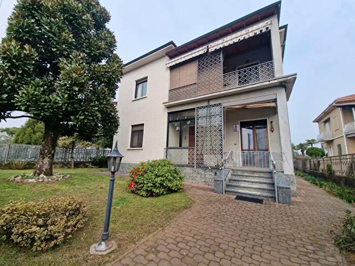 Casa con 8 locali in vendita in Via Arno, Vanzaghello