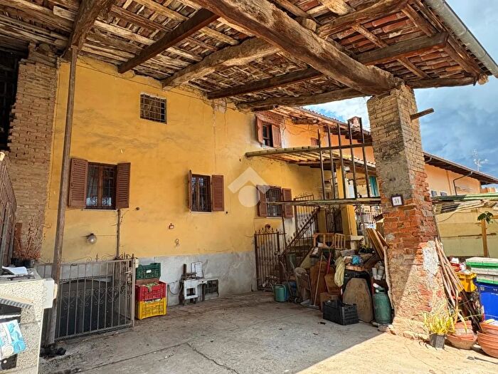 Casa con 6 locali in vendita in Via Roma, Mombello Di Torino