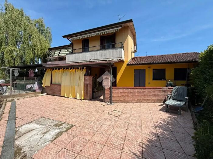 Casa quadrilocale in vendita in Via Umberto I, Dovera