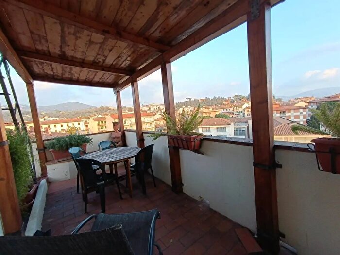 Appartamento con 8 locali in affitto in Firenze