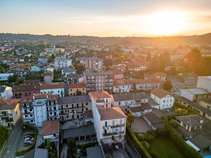 Appartamento trilocale in affitto in Via Milano, Centro, Arona