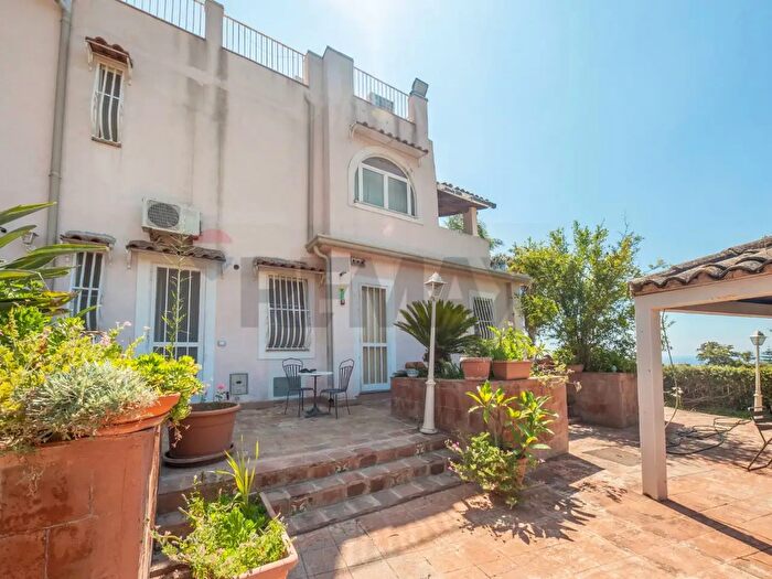 Casa con 12 locali in vendita in Via Empedocle, Aci Castello