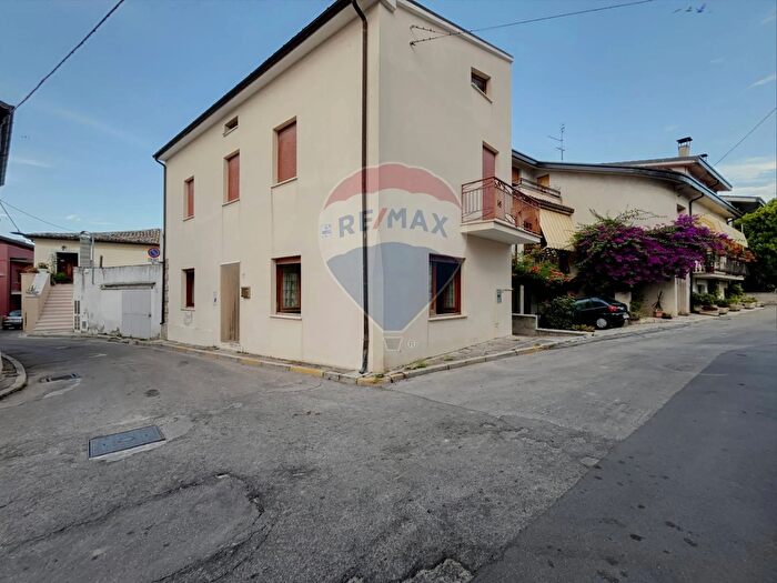 Casa con 6 locali in vendita in Via Orientale, Treglio