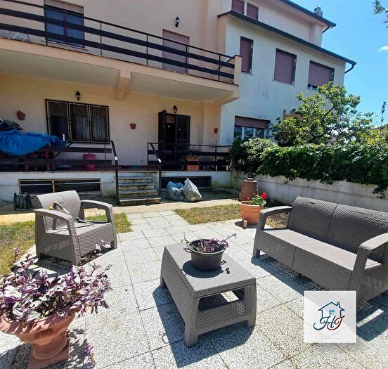 Casa con 8 locali in vendita in Anzio