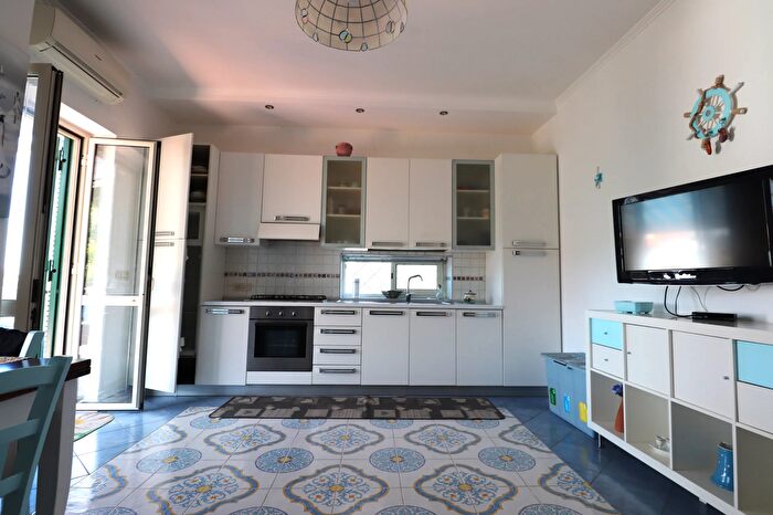 Appartamento con 6 locali in vendita in Via San Gennaro, Castellabate