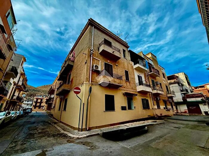 Appartamento trilocale in vendita in Via Icaro, Palermo