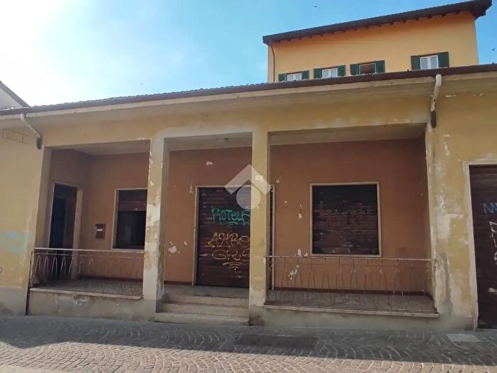 Appartamento trilocale in vendita in Via Volta, Ferno