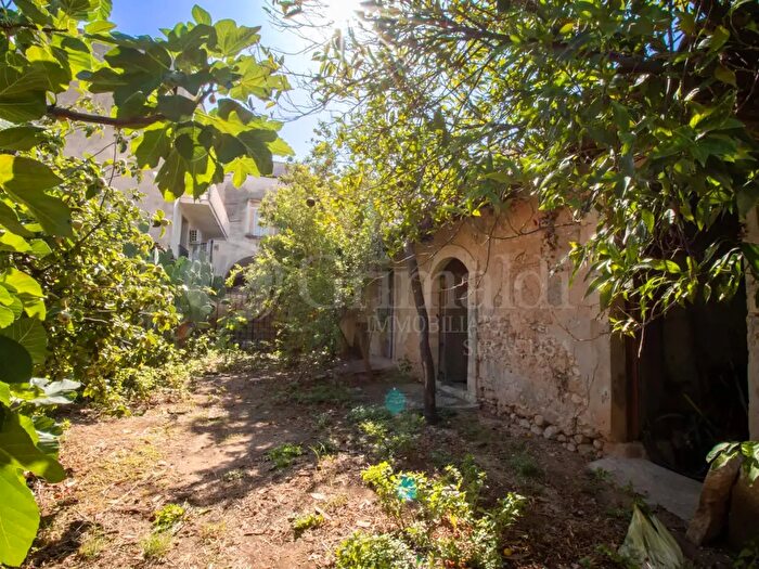 Casa con 7 locali in vendita in Via Giusti, Avola