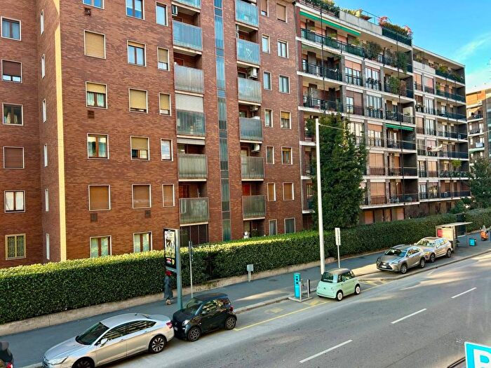 Appartamento trilocale in affitto in Via Lario, Zara, Milano