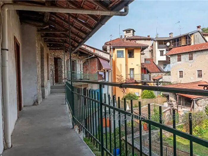 Casa con 10 locali in vendita in Miasino