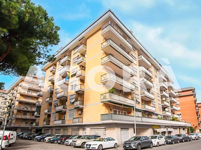 Appartamento trilocale in vendita in Viale Marco Fulvio Nobiliore, Roma