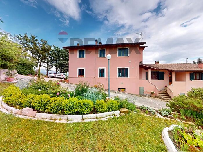 Casa con 12 locali in vendita in Gualdo Tadino