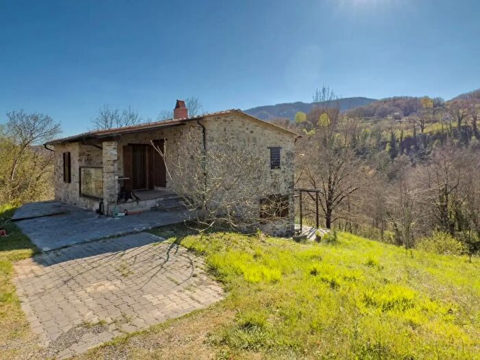Casa quadrilocale in vendita in Castelnuovo Val Di Cecina