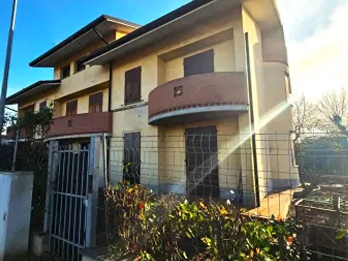 Casa con 6 locali in vendita in Via Confine, Dosolo