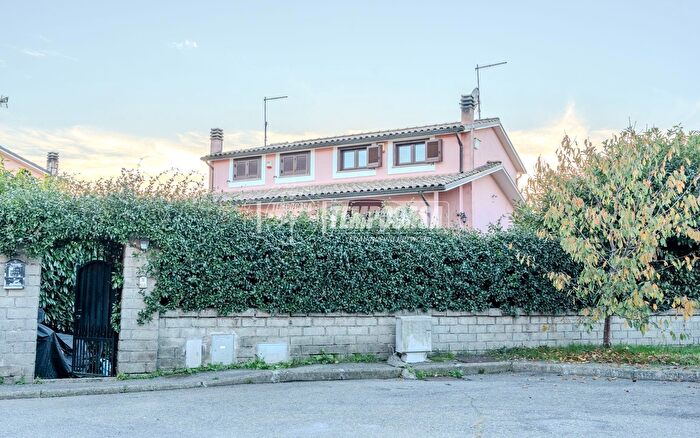 Casa quadrilocale in vendita in Via delle Petunie Paparano, Vitorchiano