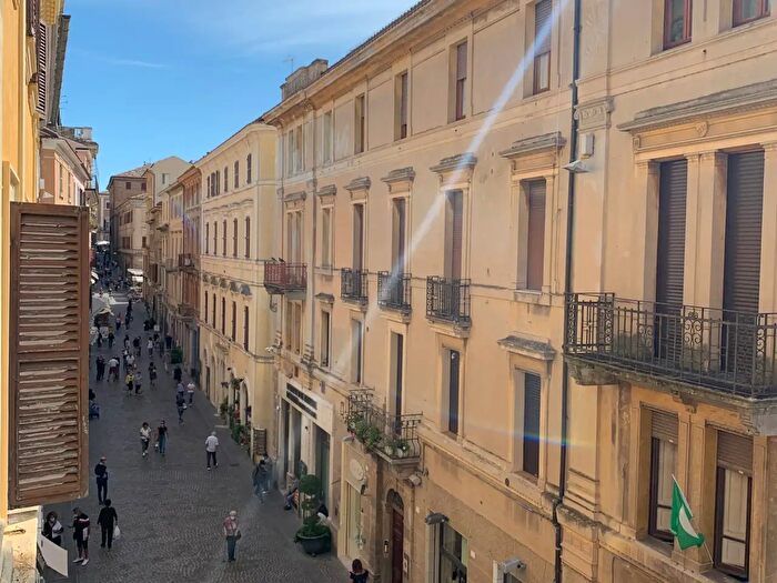 Appartamento con 6 locali in vendita in Corso Mazzini, Osimo