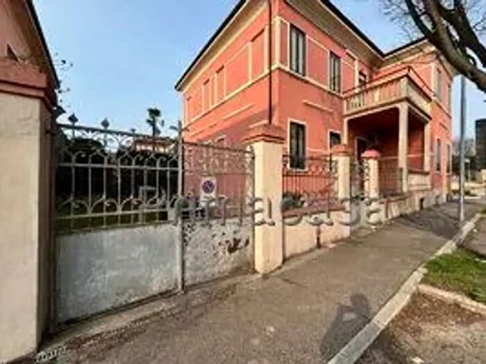 Appartamento con 5 locali in vendita in Viale Regina Margherita, Legnago