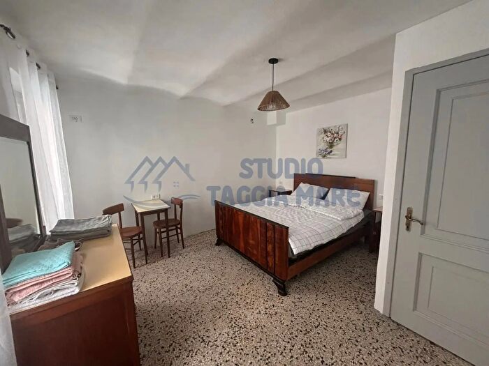 Casa con 6 locali in vendita in Via Fontana, Badalucco