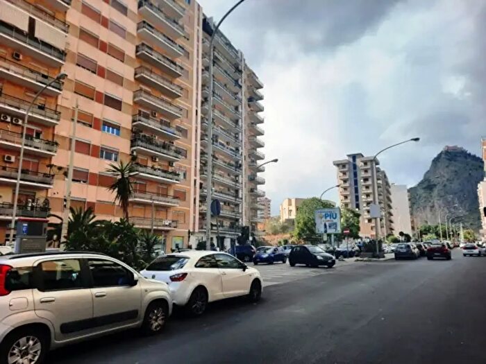 Appartamento bilocale in affitto in Via Montepellegrino, Palermo