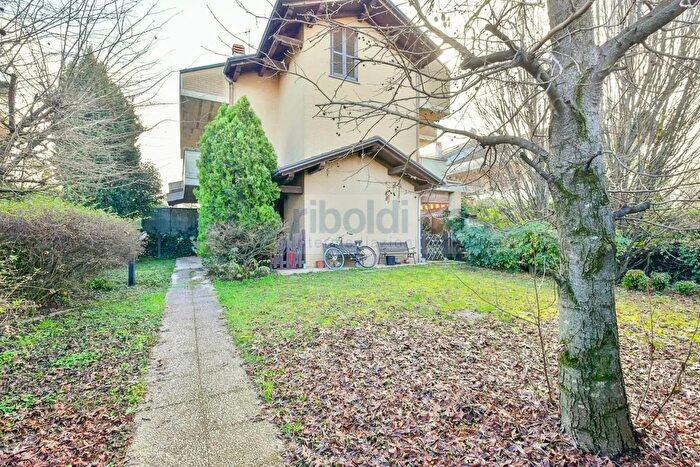 Casa con 6 locali in vendita in Seveso