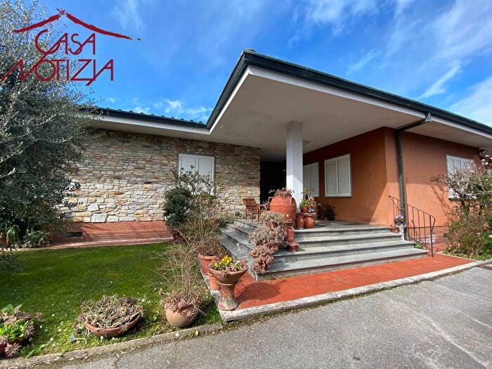 Casa con 6 locali in vendita in Via Pisana, Lucca