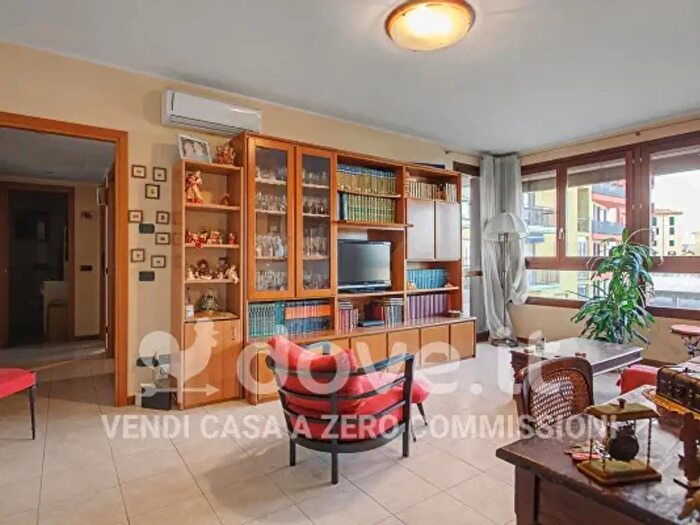 Appartamento trilocale in vendita in Via Emilio De Marchi, Milano