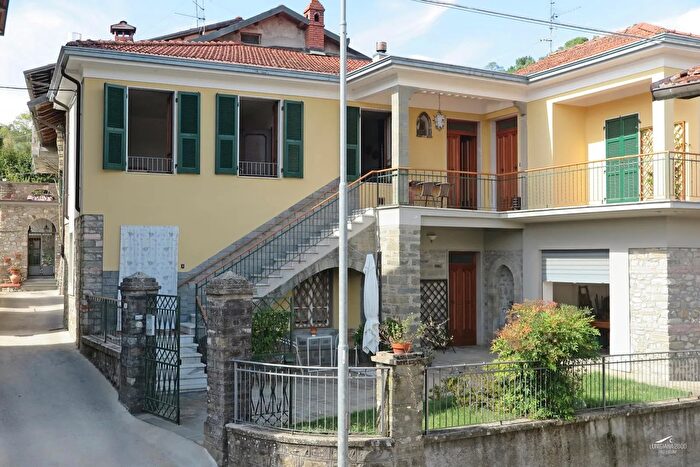 Casa con 9 locali in vendita in Bagnone