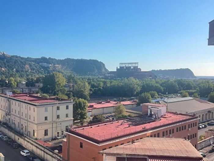 Appartamento trilocale in affitto in Via Divisione Siena, Fuorigrotta, Napoli