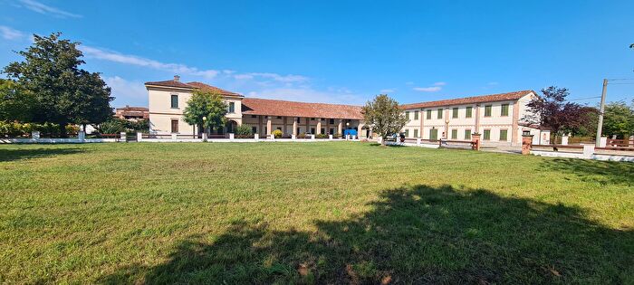 Casa con 15 locali in vendita in Pandino