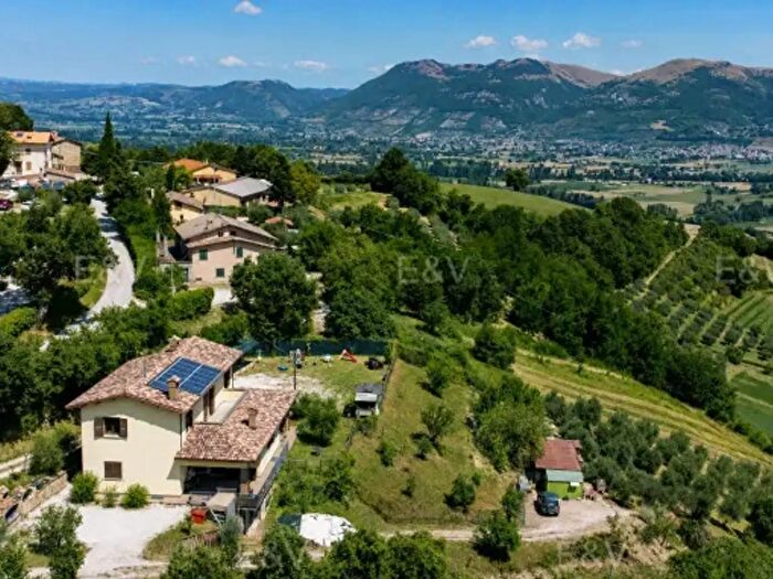 Casa con 6 locali in vendita in Via Montereano, Gubbio