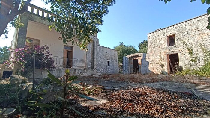 Casa con 9 locali in vendita in Cisternino