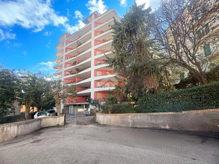 Appartamento con 5 locali in vendita in Via Luigi Colazilli, Chieti